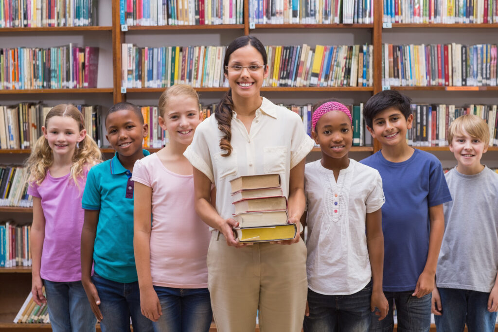 how to become a school librarian