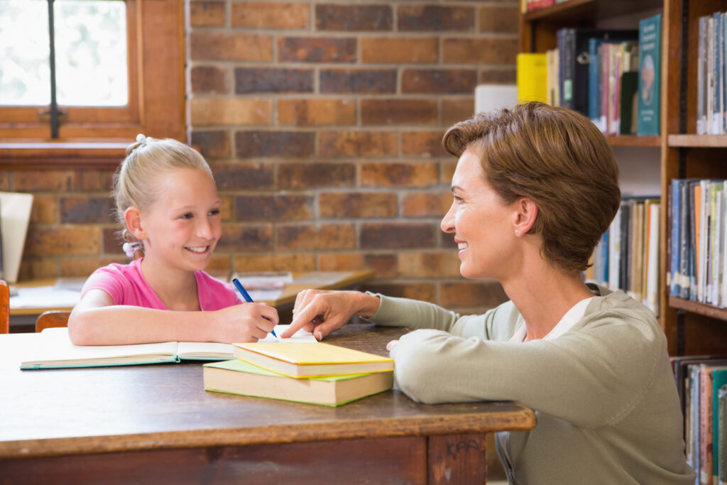 how to become a school librarian