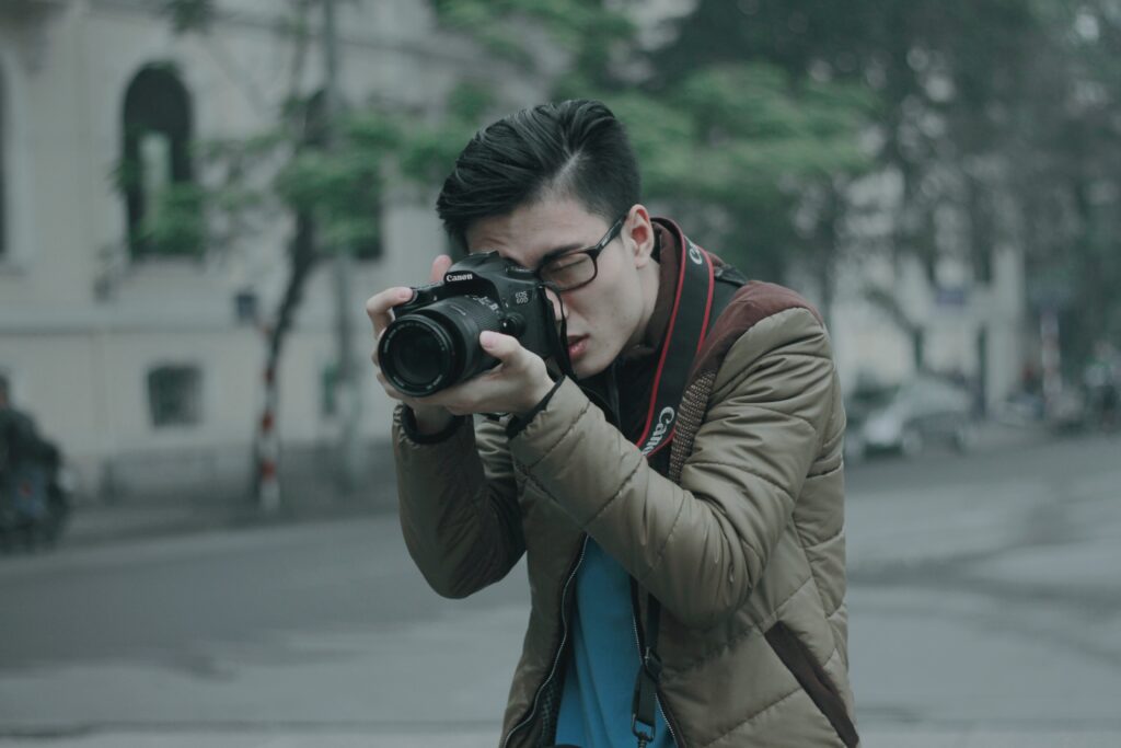 how to become a travel journalist