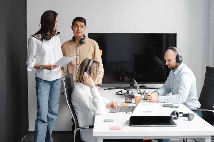 how to become a contract specialist