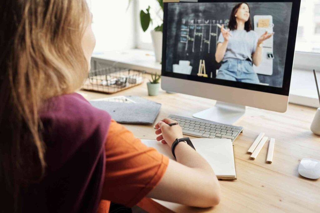 advantages and disadvantages of online courses