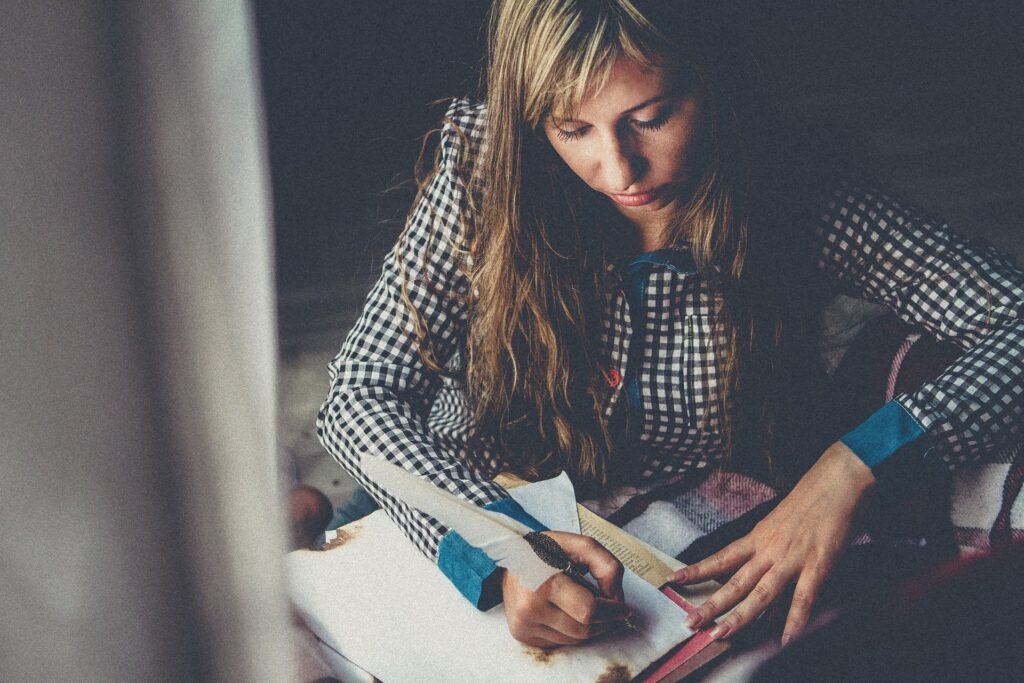 how to become a fashion journalist